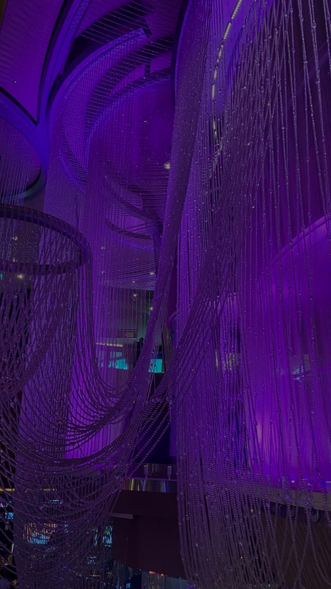 Lustre suspendu façon rideaux de perles, ambiance violette